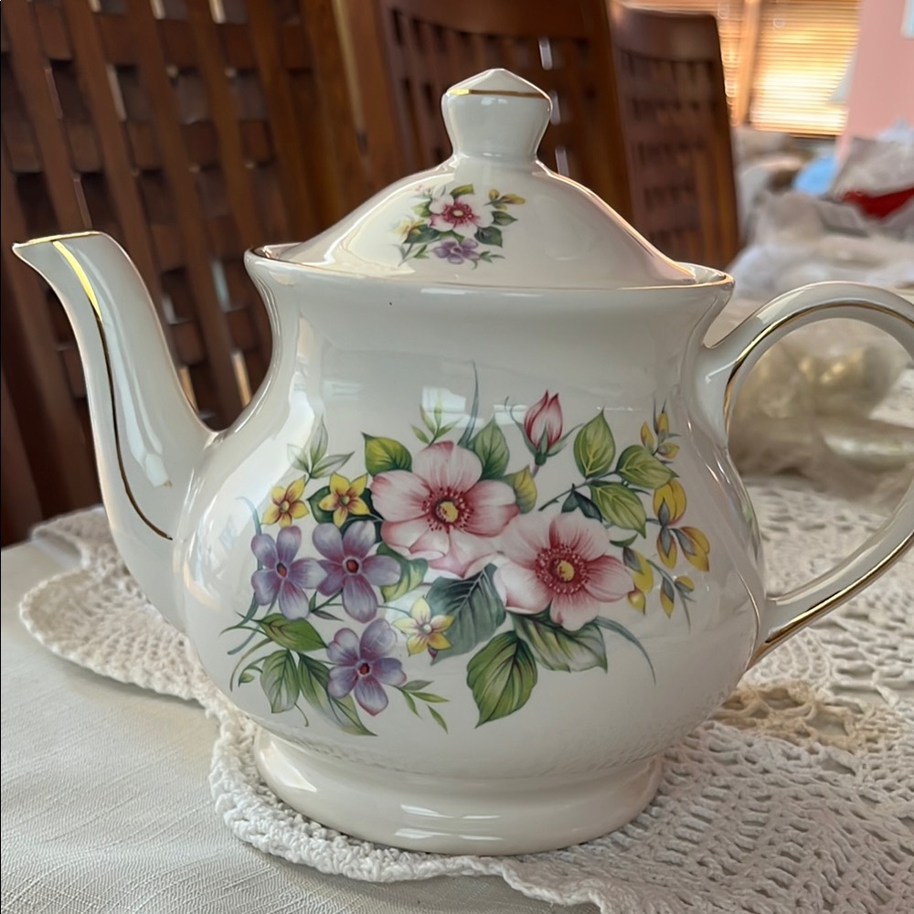 Sadler Floral Ceramic Teapot with Vibrant Design
